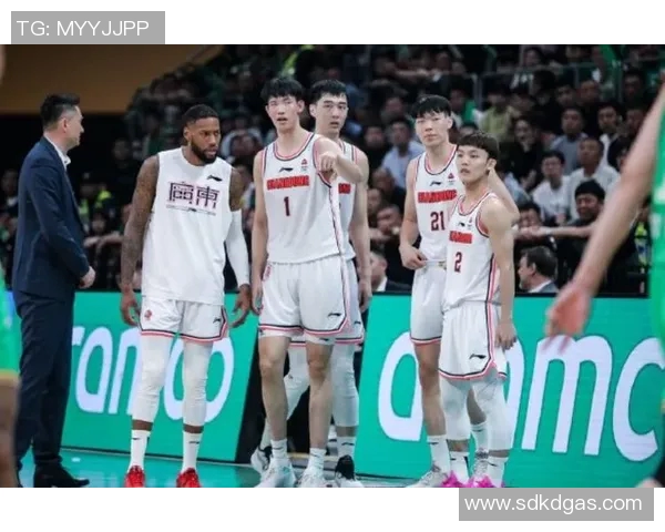 CBA青岛对阵新疆激战正酣球迷热情高涨期待精彩表现